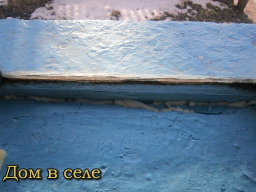 Поролон в щели оконных рам