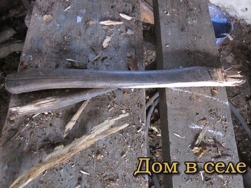 Сломанный топор, топорище